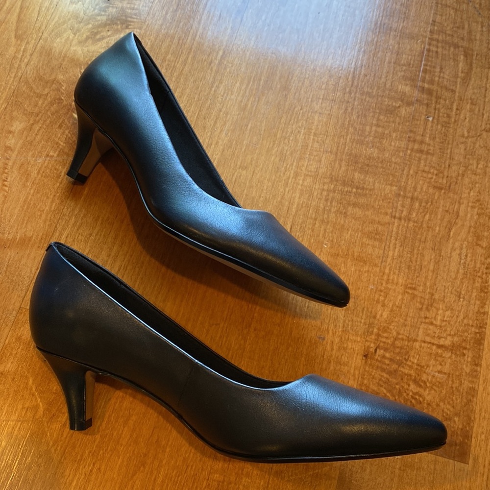 Clarks Ultimate Comfort Collection Navy Pumps